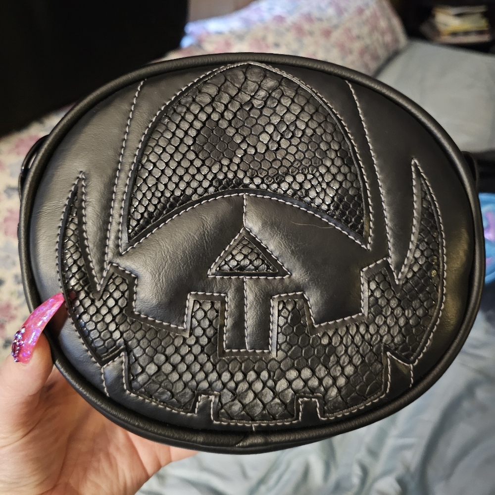 Love pain and stitches cyclops mini bag